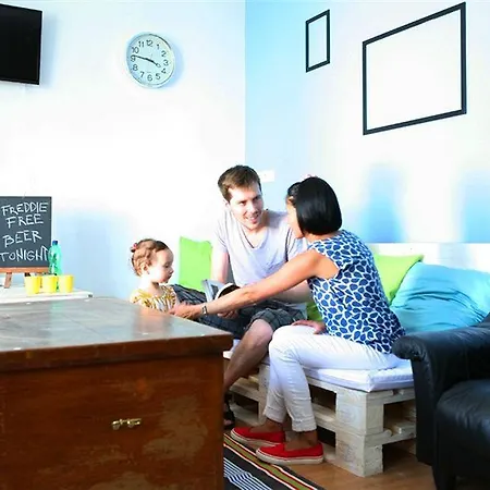 Freddie Next To Mercury Хостел *