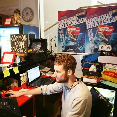 Freddie Next To Mercury Хостел Братислава