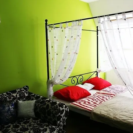 Freddie Next To Mercury بيت شباب *