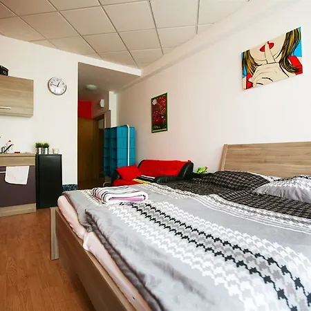 Freddie Next To Mercury Хостел *