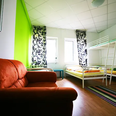 Freddie Next To Mercury بيت شباب