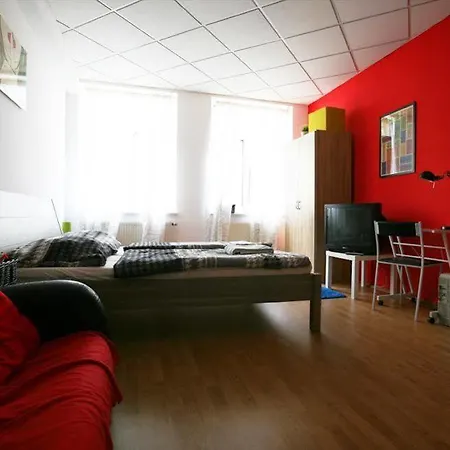 Freddie Next To Mercury Хостел