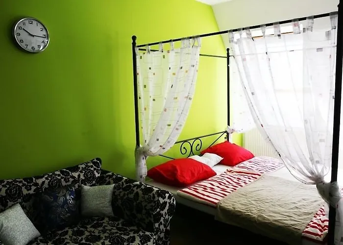 Freddie Next To Mercury بيت شباب *