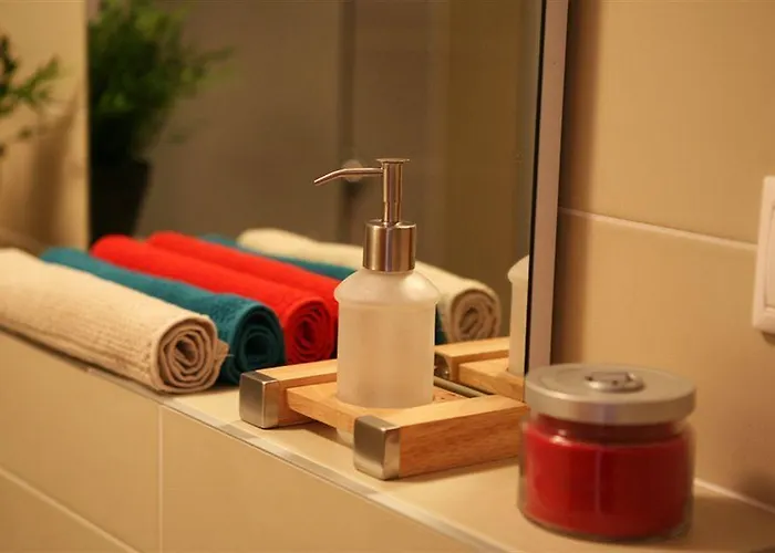 بيت شباب Freddie Next To Mercury