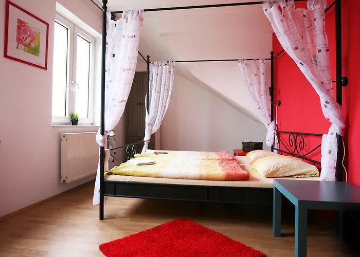 Freddie Next To Mercury بيت شباب