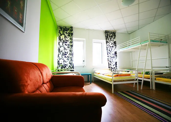 Freddie Next To Mercury بيت شباب