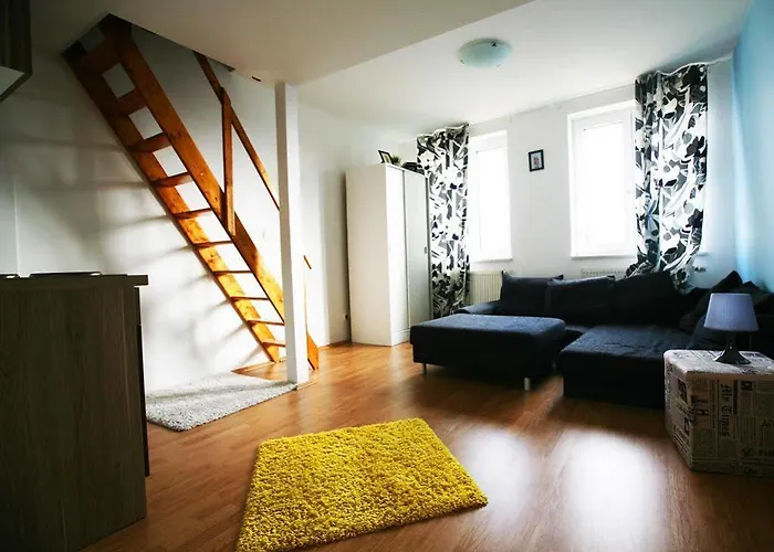 بيت شباب Freddie Next To Mercury *