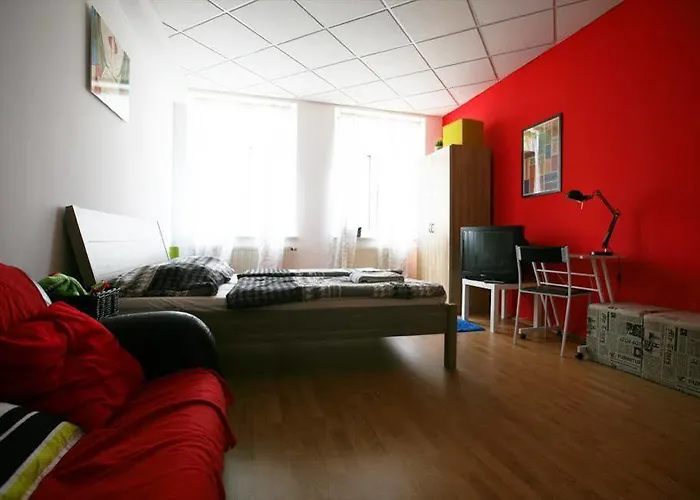 Freddie Next To Mercury بيت شباب