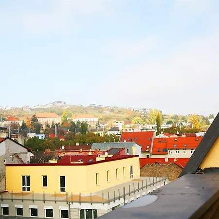 Freddie Next To Mercury Albergue