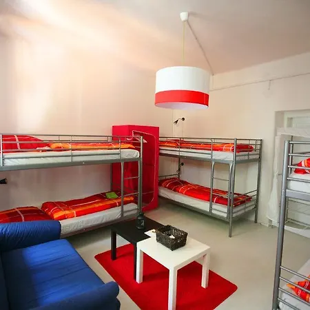 Freddie Next To Mercury Albergue