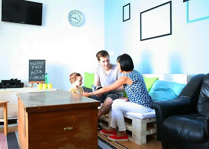 Freddie Next To Mercury Hostal *