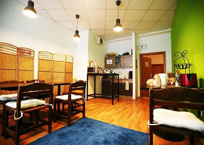 Freddie Next To Mercury Hostal *