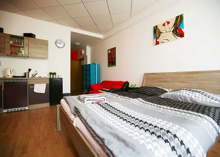 Freddie Next To Mercury Hostal *