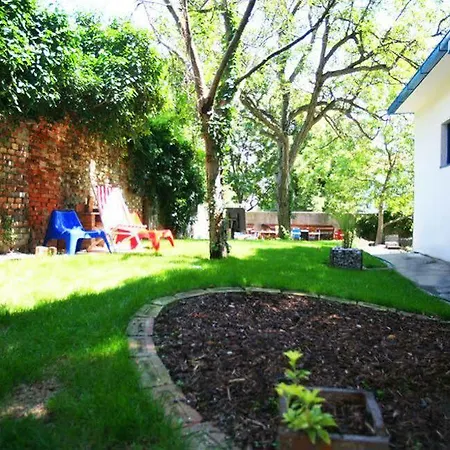 Freddie Next To Mercury Hostel Μπρατισλάβα